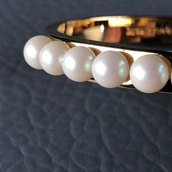 Kate Spade New York Bracelet Pearly Delight Faux Pearls Gold Tone Hinged Bangle - Picture 2 of 11